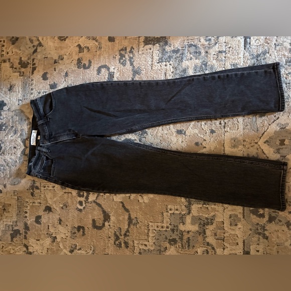 A&F All Day Comfort Stretch Denim Ultra High Rise 90s Slim Straight Jean - Picture 2 of 6